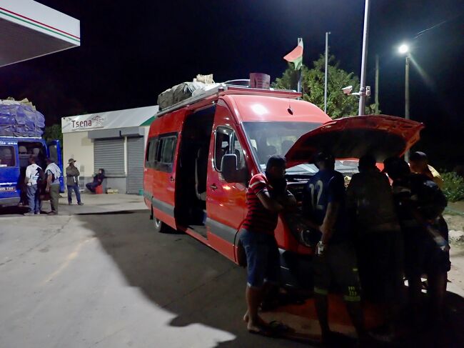 20:47<br />アンタナナリボ手前でエンジン故障。<br />再びボンネット内を覗きます。