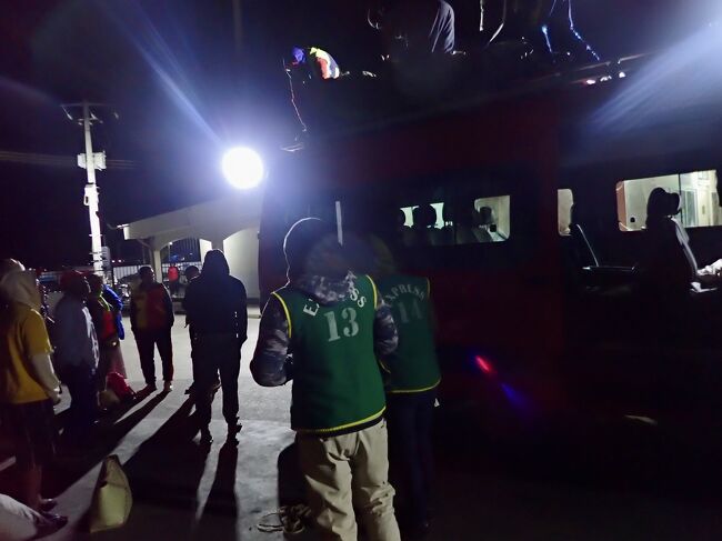 21:32<br />夜遅く、ようやくバスターミナルに到着しました。