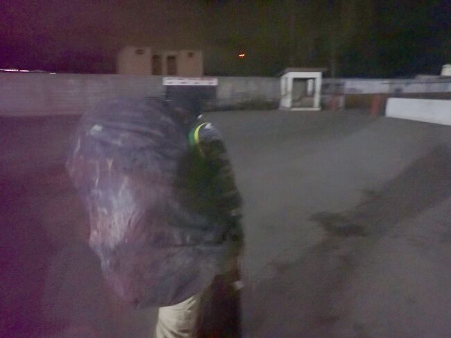 タクシーの運転手に連れられて、ホテルに行きます。<br />車で10分程の所なのに、夜遅くなので_Ar.40k(1320円)取られました。<br />昼間だったら歩くのですが、アンナタタリボの夜は怖いです。