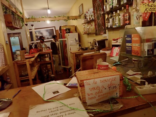 22:00<br />今日の宿、ホステル・マダガスカル・アンダーグラウンドに到着です。<br /><br />2023/7/15(金) の合計(アリアリ)<br />朝食                         2.5k<br />夕食                            3k<br />タクシー                    40k<br />飲食・雑貨                   1k               <br />計                       Ar46.5k<br />Ar.1kを33円として 1534.5円<br /><br />2019/11/27から旅を初めて1327目まで計 5,909,591円使用。<br />1日、4453円使っています。