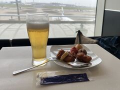羽田空港です。
今回はANA便利用です。
夕方の便なのでのんびりラウンジでビールを飲み、