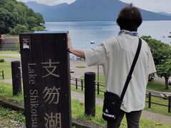 支笏湖に到着。到達記念にポーズを決めるオカン。