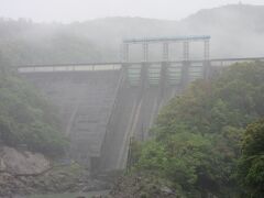 谷瀬の吊橋を堪能し（怖くて渡れませんでしたが十分堪能しました）熊野川沿いを進み一路「十津川村観光協会」を目指します

熊野川は水量豊かな川なので支流にも多くのダムがありますが熊野川本流にも前編で廻った「猿谷ダム」熊野川水系最大級のダム「風屋ダム」更には十津川村温泉郷周辺の景観に一役買っている「二津野ダム」等、多くのダムがあります

※写真は「風屋ダム」