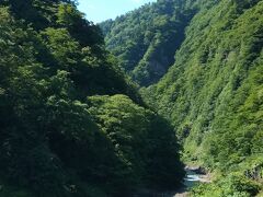 　さあ、トンネルに向かいましょう！　清津川のせせらぎが気持ちいい♪