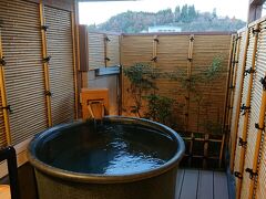 高千穂の旅館「神仙」。
客室には、お洒落な浴槽の露天風呂あります。