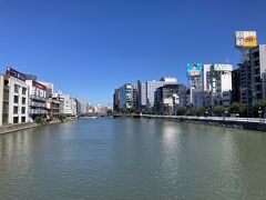 歓楽街の中洲エリアの西を流れる那珂川です。

快晴ですが北部九州の梅雨明けはまだ先のようです。
