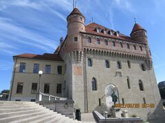 「サンメール城」（Château Saint-Maire）
大聖堂の北側に建ち、司教の命で14世紀末から15世紀にかけて建てられ
16世紀にベルン州の代官の城として利用されました。
現在は州庁舎として使用されています。
上部だけ北イタリアのレンガづくりになっているのが特徴的。