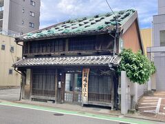 以前、お茶屋をされていた箱嶋家の住宅で、今は閉業されていますが、こちらも古い町家となっていて、貴重な建築物です。
