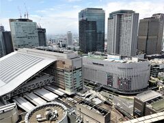 梅田阪急グランドビル３１階から大阪駅の北側を望みます。
　大阪駅、ヨドバシ梅田タワー、グランフロント大阪などが望めます。
　これから２９階魚舟さんでランチのあと、３０階の阪急交通社MSCベリッシマ秋の日本一周クルーズ説明会に出席します。