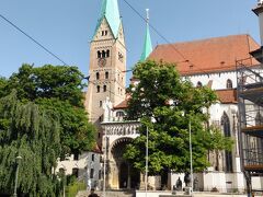 途中Königsplatzで2番のトラムに乗り換えて大聖堂の前Augsburg, Dom/Stadtwerke電停で降ります。
アウグスブルク大聖堂。