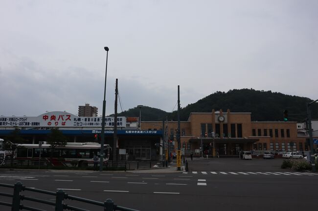 チェックアウト後、中央通りを小樽駅へ歩きます<br />朝から蒸し暑くて10分程歩いただけで汗(ﾟДﾟ;)<br />爽やか北海道どこ行った～?！<br /><br />小樽駅手前左が中央バス乗り場<br />２日目はここからバスで余市方面へ移動