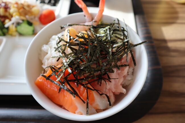 ホテルノルド小樽の朝食<br />自作の海鮮丼　見た目は悪いけど朝から豪華<br /><br />2階のブッフェ会場の運河が見える席で美味しく頂きました<br /><br /><br /><br />