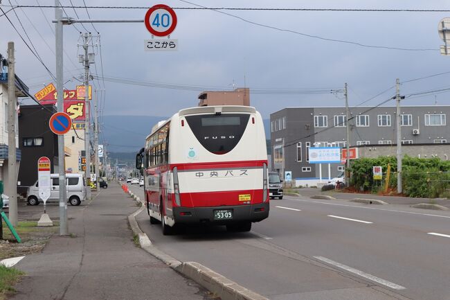 余市市内の旭中学校バス停で下車　約30分程の乗車<br /><br />バスのトランクスペースにキャリーケースを預けたので、その取り出しに気を取られ、網棚に置いたリュックを忘れたのに気付いたのは、バスが停留所から動き始めたまさにこの瞬間！　バスの写真なんか撮ってる場合じゃなかった～！(ﾟДﾟ;)　<br /><br />おーい！止まって～！！　慌てて両手を振って追い掛けました<br />幸い暫く走ったところで、運転手さんが気づいてくれて、事なきを得ました<br />バスの皆さま、ボケ老人がご迷惑をおかけしました&lt;(_ _)&gt;<br />