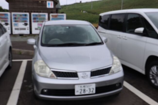 レンタルしたのはこの車<br />３時間で保険料込み2,750円<br /><br />目的地の神威岬まで50Km、往復で100Km程、使ったガソリンは6リットル弱　千円程だったので、合計費用は4千円弱<br />バス移動の料金でも大して変わらないのかもしれませんが、時間のロスなく神威岬を訪れて、その後どこか近くのお店でうに丼食べようと企むと、この選択になりました<br />