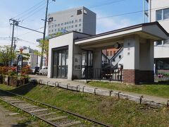 旧国鉄手宮線の「旧色内駅」の跡地で、
大正元年に手宮線の最後に開設された旅客専用駅だったようです。