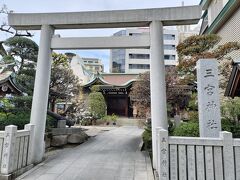 大丸前で信号待ちをしていたときにみつけた、三宮神社。
ご利益は、商売繁盛や交通安全だそう。

繁華街のど真ん中なのに、ここだけ静かな空気。