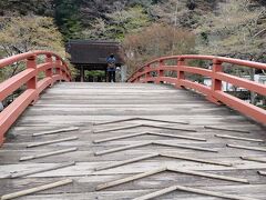 太鼓橋を渡っていくと、室生寺の入口となります。