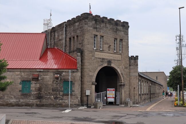 ほぼ3時間後にレンタカーを無事返却<br />近くのバス停で待ち時間なしで循環バスに乗車<br /><br />5分程乗車して、余市駅前十字街で下車<br />すぐ近くがニッカウヰスキー余市工場正門<br />14時からの蒸留所ガイドツアーを予約しています<br />