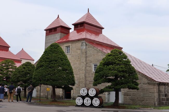 受付を済ませ、ビジターセンターで蒸留所の紹介ムービーを観た後見学開始<br /><br />余市蒸留所のシンボル　石造りのキルン塔<br />