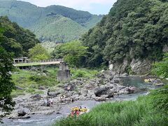 次はバスで玉堂美術館へ。

その脇が御岳渓谷で、「これ多摩川ですよ、ビックリでしょ」みたいな景色。
ラフティングの船が何度か通ってました。
この岩ゴツゴツだとヘルメットも必要ですね。重装備で観光してました。