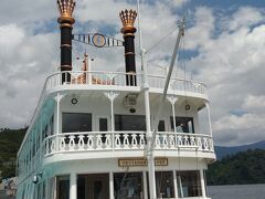 　食後は遊覧船へ。19世紀のアメリカ・ミシシッピー川で運航していた貨客船をモチーフにした船なんだそうな。
