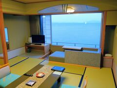 平和記念公園から車で1時間40分後に今回泊まる宿に到着です。
この鴎風亭、広島県内でも人気のある高級ホテルとのこと。

外観の写真はバタバタして撮れませんでしたが、年季の入っている感じ。
でも中は綺麗でリノベーションされていました。
すぐ目の前が海なので部屋からの眺望は最高です！

温泉も通っていて泉質はラジウム温泉。
お肌がツルッツルになるタイプの温泉ですね。