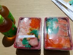 空港着いて荷物を預け、身軽になって夕飯。
どこのお店も行列(;ﾟ∇ﾟ)
甘く見ていました。観光客の多さを。

函太郎に並びましたが、ここは二人の意見が一致し、列を離れお弁当買って食べました。

珍しく帰る飛行機が遅延。さらに出発前に着陸繰り返す機がいて、遅れました(^_^;)

終電1本前になんとか乗れて、灼熱の我が家に帰り早めの夏休み終了です。

