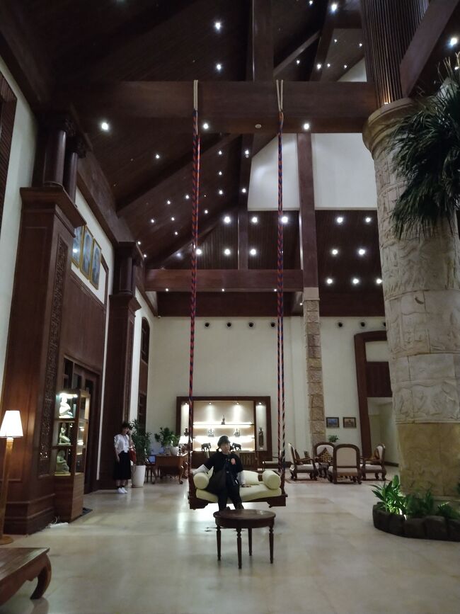 旅行の最終日も４時３０分起床。アンコールワットに朝日鑑賞に行きます。<br /><br />５時１５分にロービー集合です。<br /><br />待ち時間、ソカシェムリアップリゾートのロビーで童心に戻ってブランコを楽しむHちゃん。お若い！