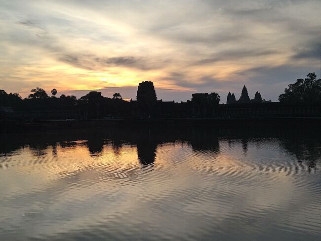 残念ながら、下の方の雲があつい。(涙)<br /><br />実は、今回のツアーは気候のことは全く考えずに申し込みました。申し込んだ後、７月はベトナムやカンボジアは雨期で、ベストシーズンではないと知りました。<br />スコールに合うのは覚悟していましたが、連日、良すぎるぐらいの晴天続き。スコールには一度も会いませんでした。