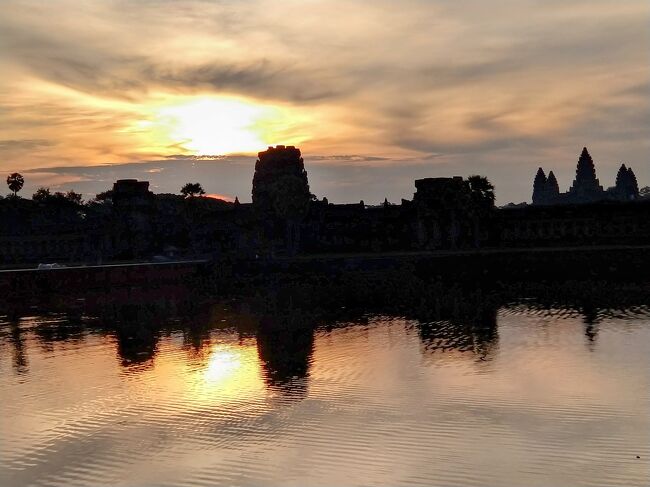 アンコールワットの雨期、お日様が見られるのは５０％ぐらい、乾期だとほぼ毎日見られるとポリンさんがいってました。アンコールワット観光は、やっぱり乾期がお勧めかな。<br /><br />でも、綺麗な朝焼けが見られたので良しとしよう。