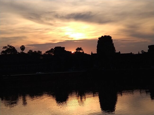 この日までラッキーな天候が続いていましたが、この朝日のツアーだけは残念でしたね。<br />あつい雲にじゃまされてまん丸のお日様は拝むことができず。<br /><br />お日様マックスがこの写真。わずかに顔を出してすぐに、雲に隠れてしまいました。