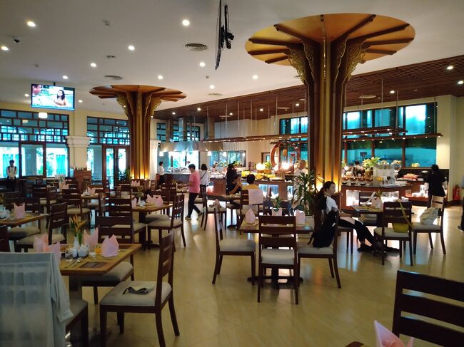 部屋には戻らずにレストランで朝食をとります。