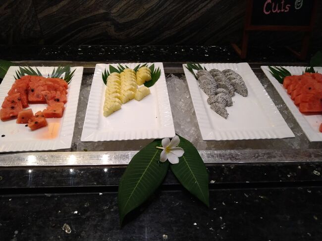 フルーツは、今日はパパイヤがなかった。