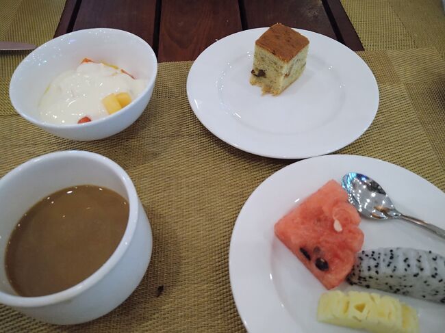 ケーキは昨日と同じだったので一つだけ。その代わりにフルーツヨーグルトをたっぷり。<br /><br />４日間、どのホテルの朝食も美味しかったです。