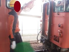  吉備線の朝のラッシュが終わり、車両の切り離し作業がおこなわれています。