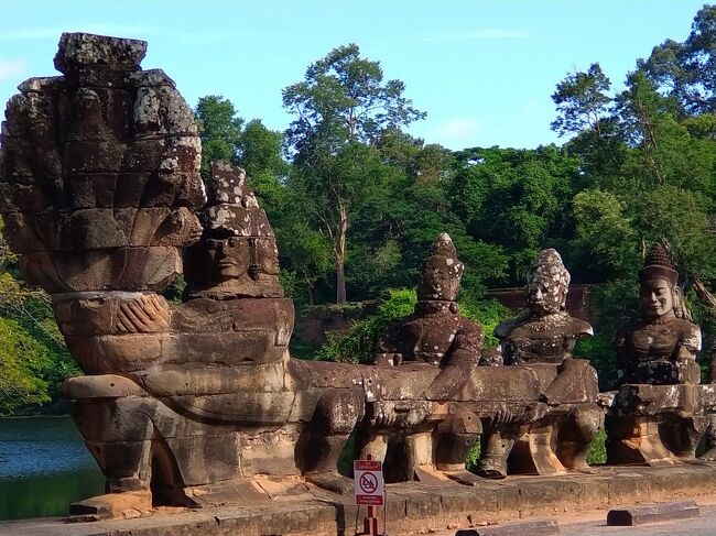 昨日「アンコールワット」第一回廊の壁画で見たアスラと神々がナーガを引き合う乳海攪拌の様子が表現されています。<br /><br />こちらが神様<br />