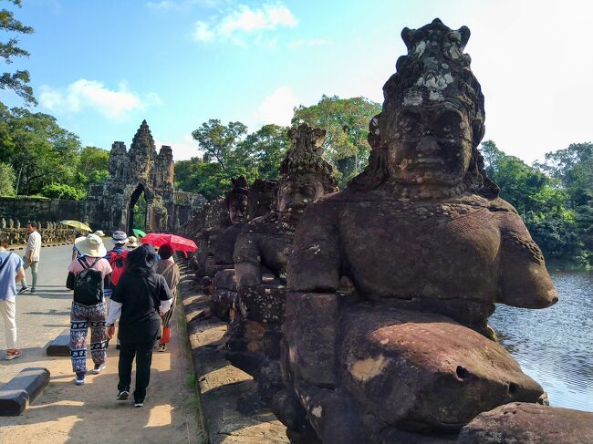 こちらがアスラ。<br /><br />橋の欄干はナーガの胴体を模しているんですね。