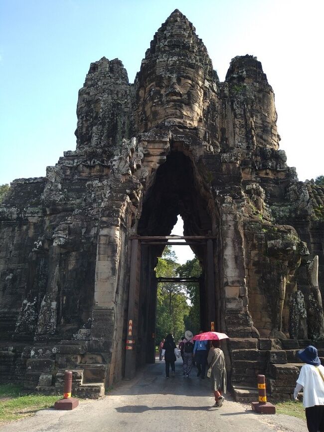 門の上部には大きな四面仏の顔がつくられています。