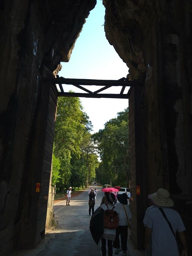 門を通り抜けて、