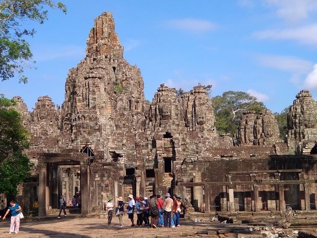 南大門をこえた先に見えてきたのが、アンコールトムのちょうど中央に位置する「バイヨン寺院」。ジャヤーヴァルマン7世がにより仏教寺院として建てられました。アンコールトム観光のメインです。<br /><br />寺院の中には49もの石塔が立ち並びます。すごし！<br /><br /><br />