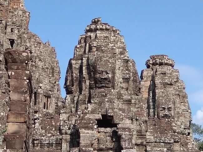 その45メートルもある石塔の4面には南大門と同じように仏様の顔が彫刻されています。