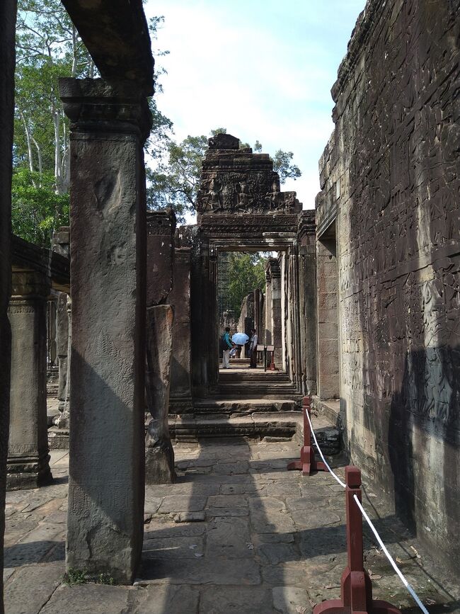 一番外側にある第一回廊は、アンコールワット同様レリーフでぎっしりです。<br /><br />建設された時代はアンコールワットよりも新しいのですが、残念ながら屋根はすっかり落ちています。破風のレリーフが綺麗に残っていたのでパチリ。