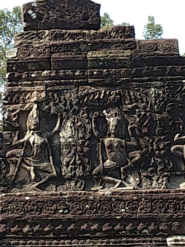 バイヨン寺院は、ジャヤーヴァルマン7世の息子によってヒンドゥー教の寺院に改められたため、現在は混合寺院の様相を呈しています。<br /><br />このレリーフも、あきらかにヒンズー教の神様ですね。<br />