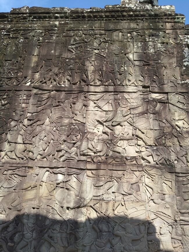 ジャヤーヴァルマン７世がトンレサップ湖上でチャンパ(ベトナム)と戦争をした時の場面などが壁画になっています。