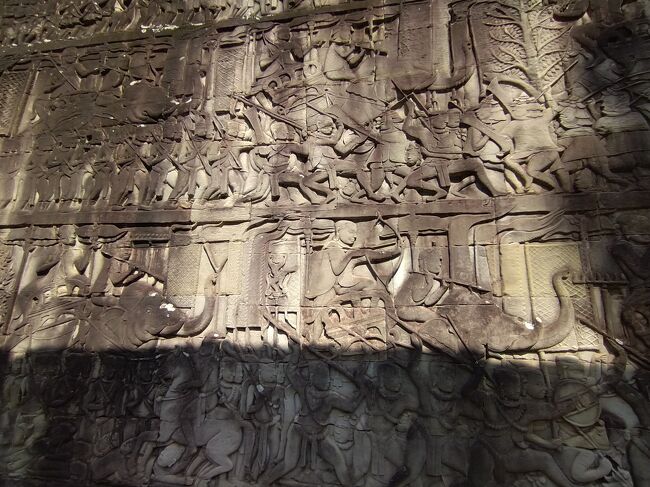 ゾウに乗って戦っています。<br /><br />ポリンさんによるとゾウはとっても速く走れるそうです。