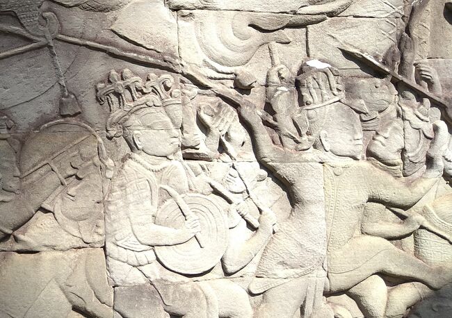 頭に飾り物をしているこちらの方々は、中国の傭兵だそうです。<br /><br />面白いですね～。ゆっくり見たかったのですが今日は午前中に２つの寺院を訪問するのでポリンさんは、少し急ぎ足です。