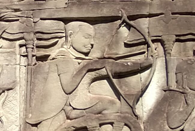 ゾウに乗って、弓で戦っているのはクメール人。<br /><br />ガイドのポリンさんによると、クメール人は坊主頭で耳たぶが長く描かれているそうです。