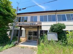 こちらは池島中央会館。
現在、唯一旅行者が泊まれる施設です。
ただ、飲食店も閉店してしまったため、持参しないととダメなんだそうです。
FUKUJIROさん はこちらに宿泊されていらっしゃいます。
https://4travel.jp/travelogue/11792912