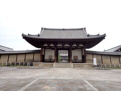 いよいよ法隆寺！
南大門より入ります。
法隆寺は、飛鳥時代に建てられ、日本に現存する最古の木造の建築物です。
607（推古天皇15）年頃、奈良県の斑鳩町に建てられたが、その後の火事により大半が焼けてしまったようです。
再建の時期ははっきりしませんが、1300年以上前に再建されているそうです。