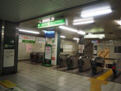 都営新宿線馬喰横山駅との専用乗り換え改札口。
ＪＲ：馬喰町、都営：馬喰横山と駅名が違っているけど乗り換え距離は近かった。
同じ駅名でも途方もなく歩く駅もあったりするから、東京の地下は奇々怪々！
